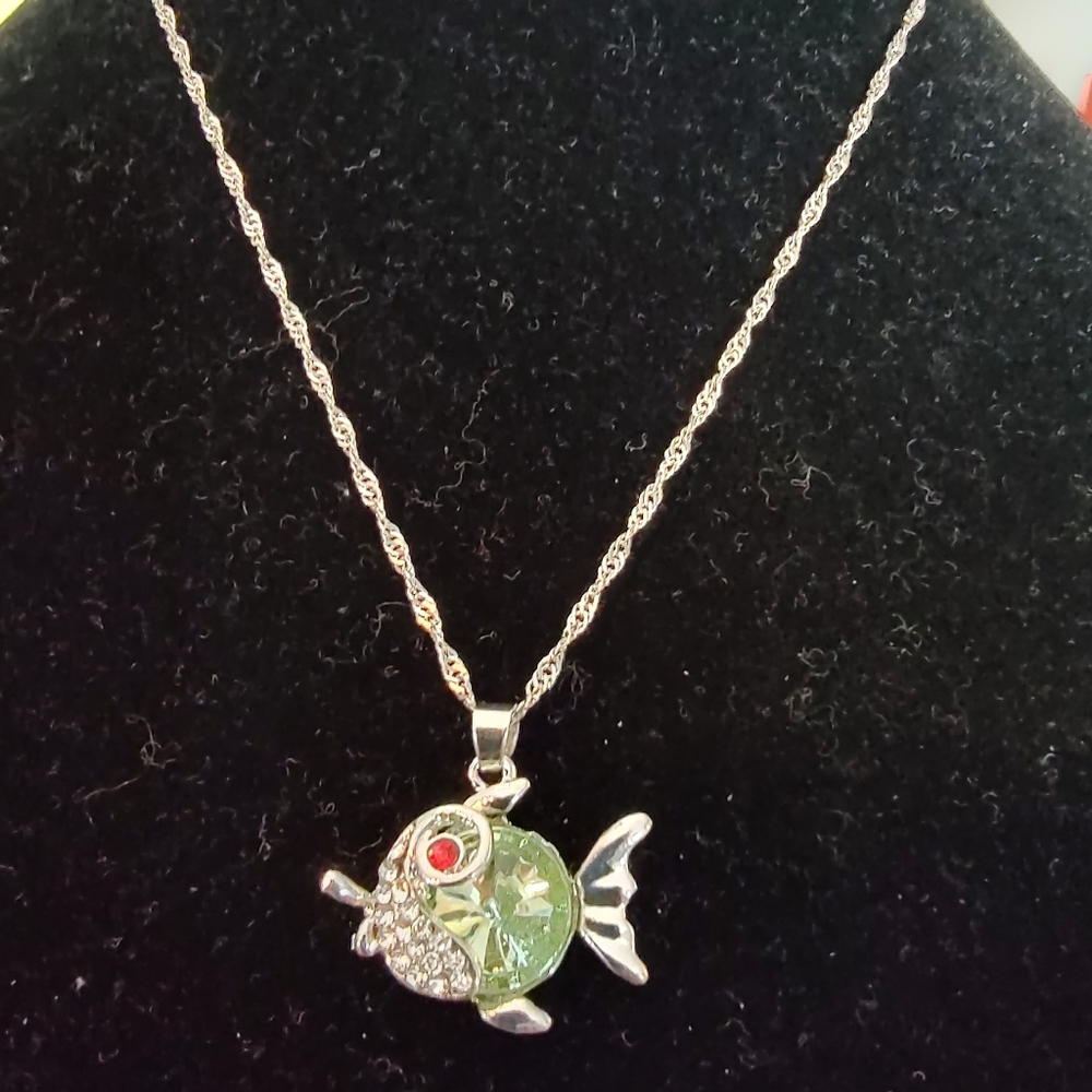 8 fish pendent
